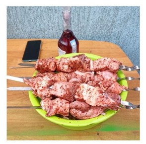 Как замариновать мясо в красном вине так, чтобы оно было сочным и ароматным