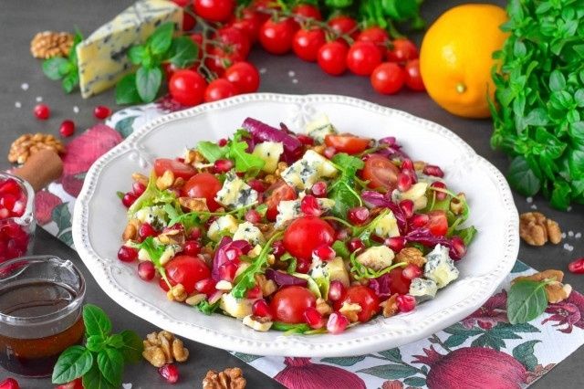 Салат с гранатом и сыром