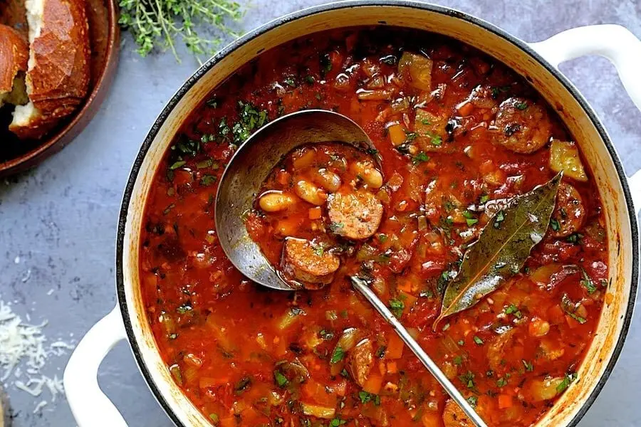 Насладитесь ароматным супом-рагу с фасолью и колбасками