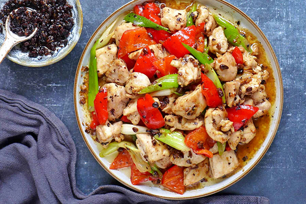 Быстрая и вкусная курица в соусе из черных бобов всего за 15 минут