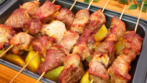 Идеальное блюдо для праздника: шашлычки с картошкой без лишних усилий