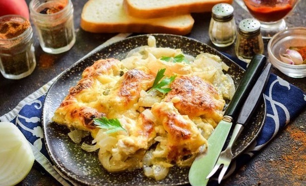 Минтай под хрустящей сырной корочкой: простой и вкусный рецепт