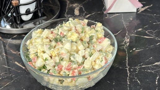 Легкий салат с крабовыми палочками для любого праздника