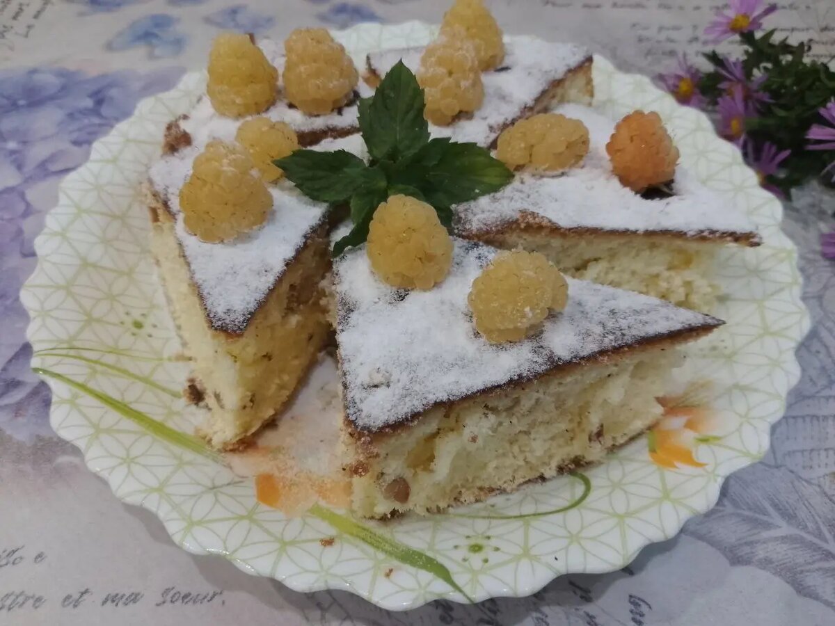 Нежные бисквитные пирожные с орехами и шоколадом