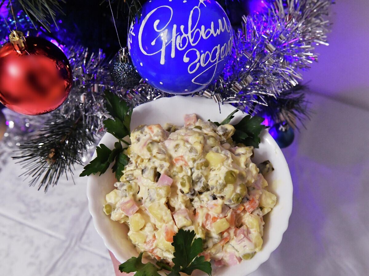 Киргизия стала лидером по стоимости новогоднего стола из «Иронии судьбы»