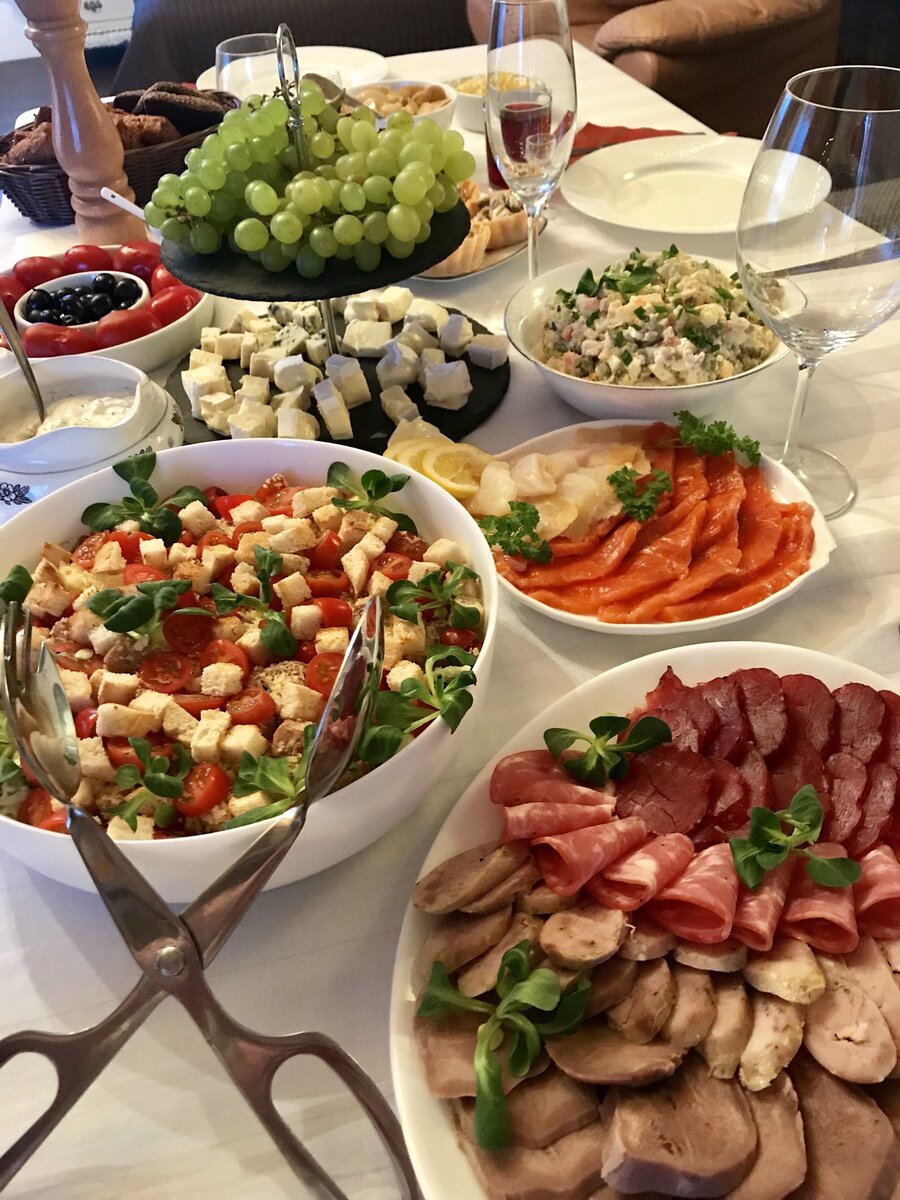 Праздничный стол и уникальный салат для важного торжества