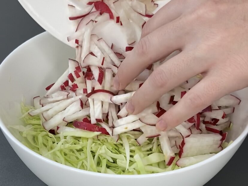 Весенний салат с капустой и редисом: легкость и вкус в каждой порции