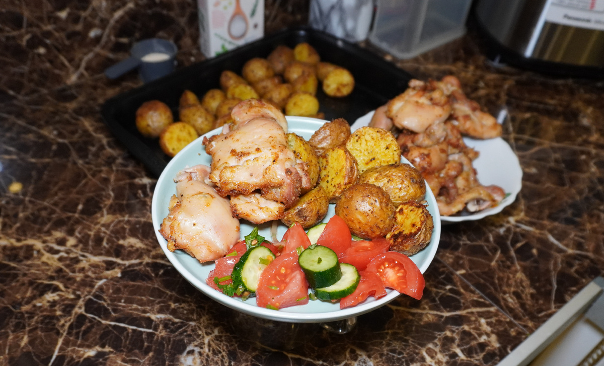 Ароматный обед в духовке: нежная курица с картофелем