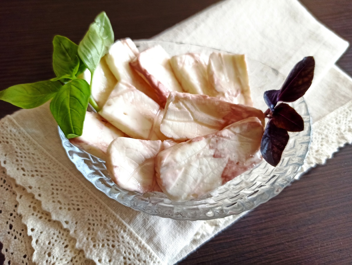 Необычная закуска: маринованный сыр в вине для особых случаев