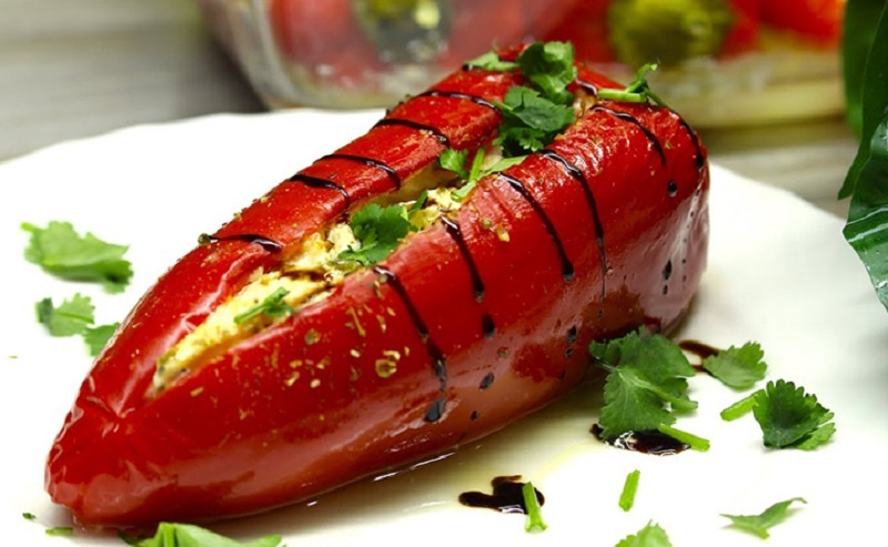 Фаршированные перцы в греческом стиле: освежите свой обед