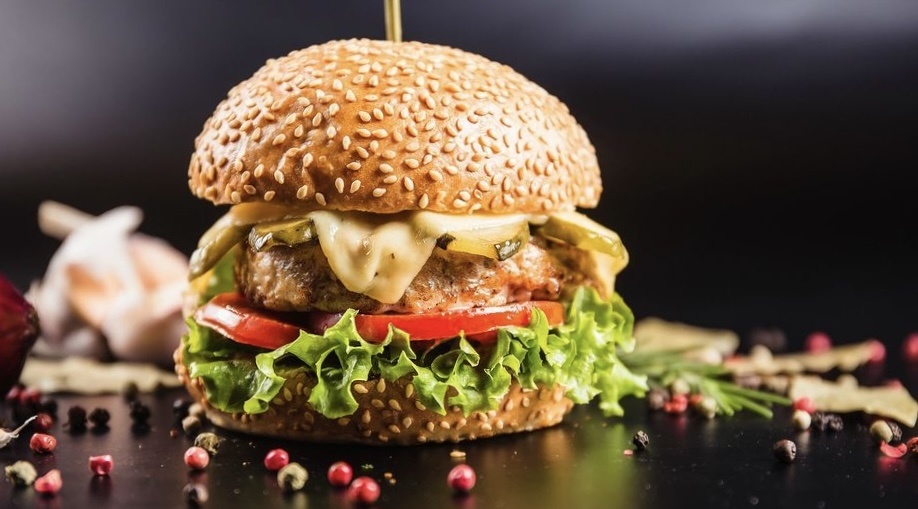 Как бургеры завоевали мир: от котлеты до фастфуда
