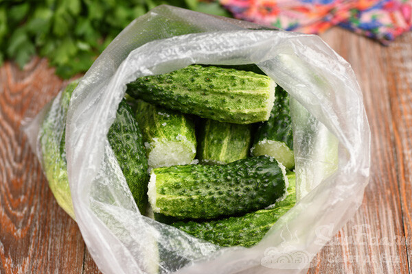 Как приготовить малосольные огурцы без замеров и лишних усилий