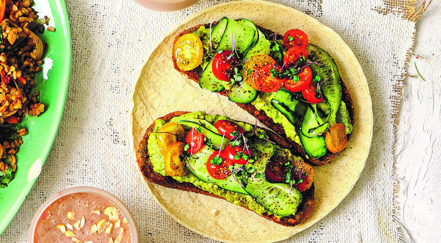 Сочные тосты с авокадо, огурцом и помидорами черри