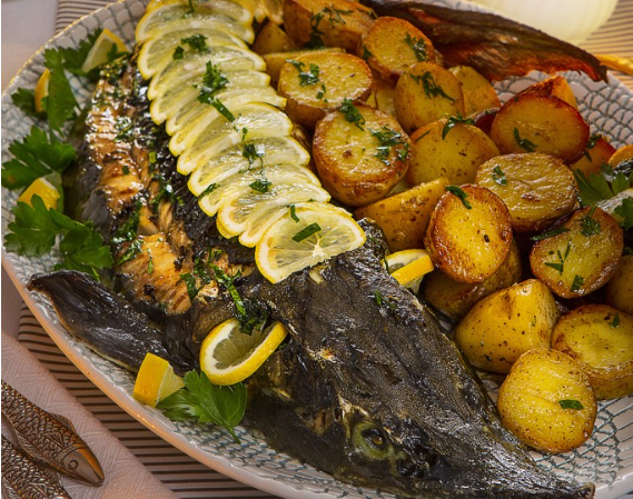 Восхитительный осётр с беби-картофелем и хреном на праздничном столе