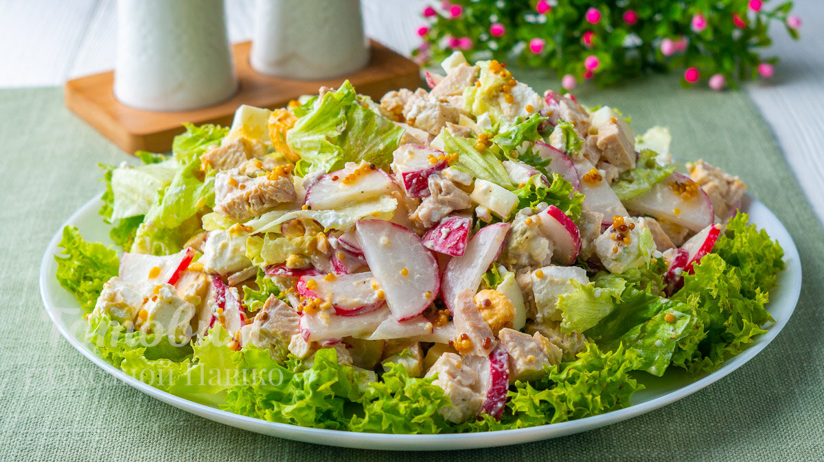 Весенний салат с редисом, сыром и курицей для праздничного стола