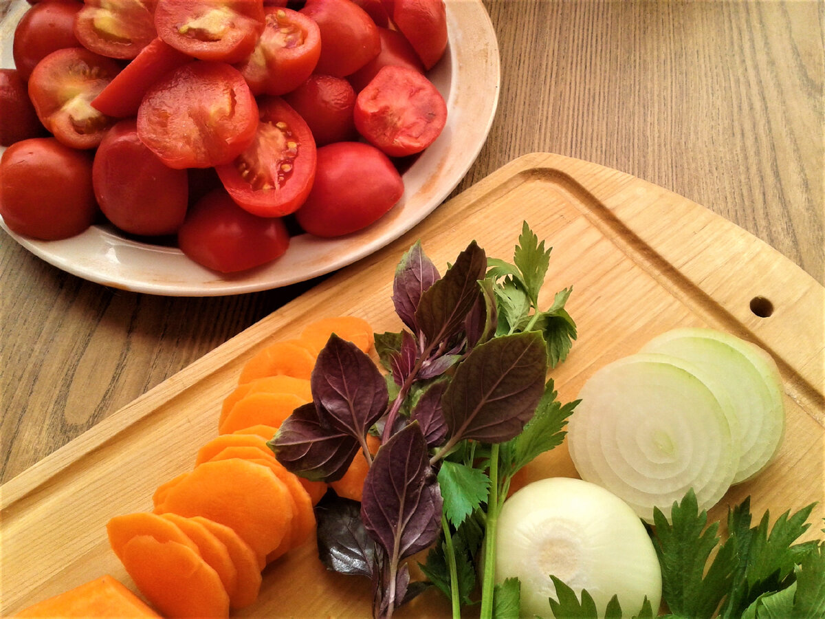 Незабываемый вкус консервированных помидоров с базиликом и сельдереем