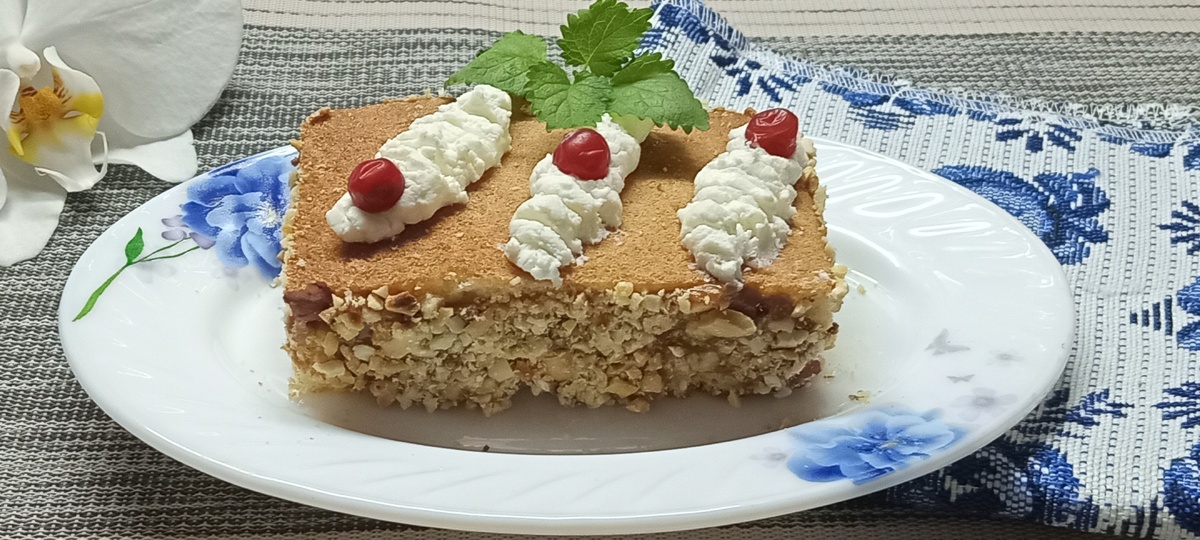 Нежные бисквитные пирожные с вареной сгущенкой: как приготовить вкусно