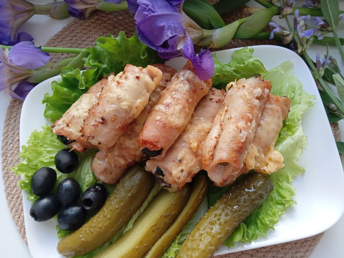 Необычные мясные рулетики: вкусная находка с огурцами и маслинами