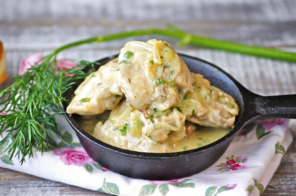 Курица в нежном соусе: простой и вкусный рецепт