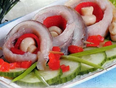 Рулетики из сельди с болгарским перцем и оливками: праздничная закуска, способная удивить