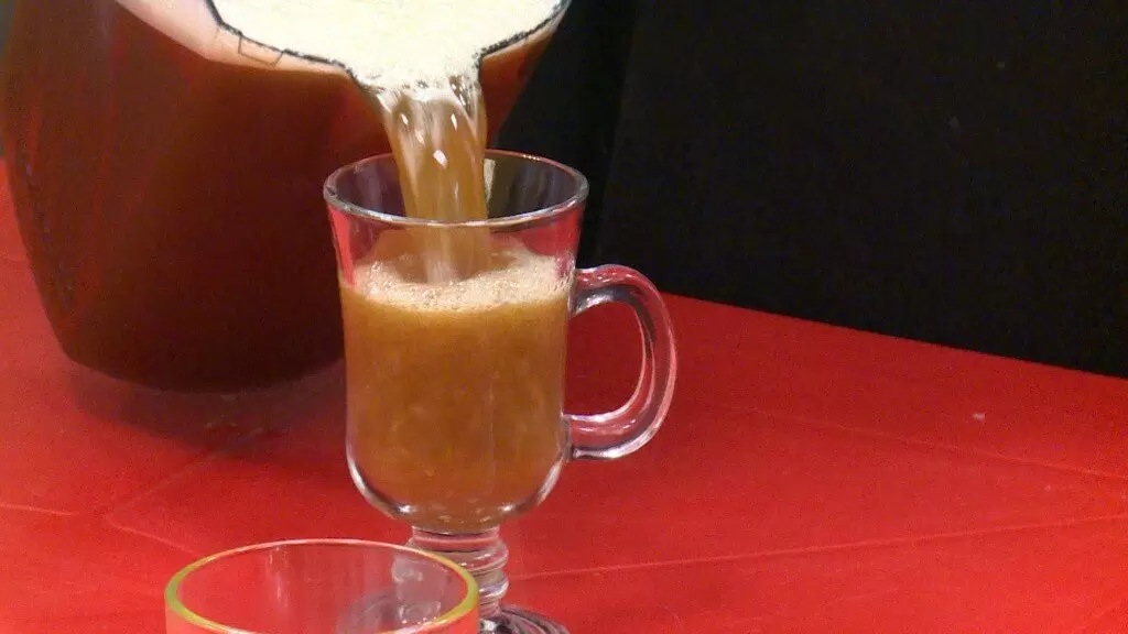 Оживите летние дни: как приготовить монастырский квас из ржаной муки с яблоками и медом