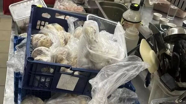 Закрытие трех кафе в Бресте: сомнительные продукты и алкоголь без документации