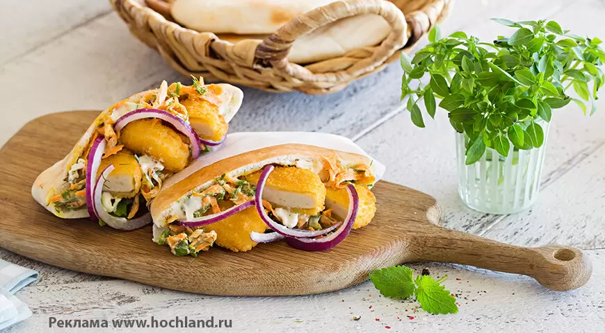 Пита с наггетсами и морковным салатом с сырной заправкой