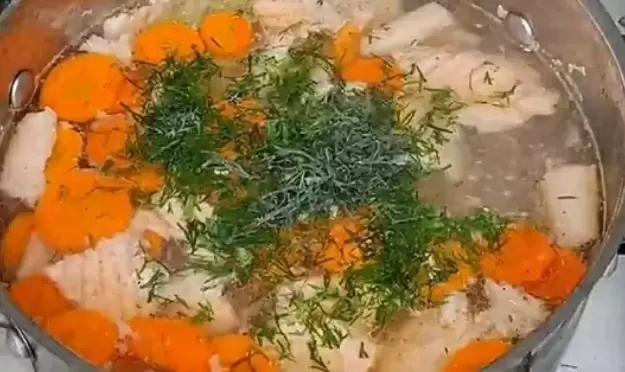 Приготовьте наваристую уху из красной рыбы