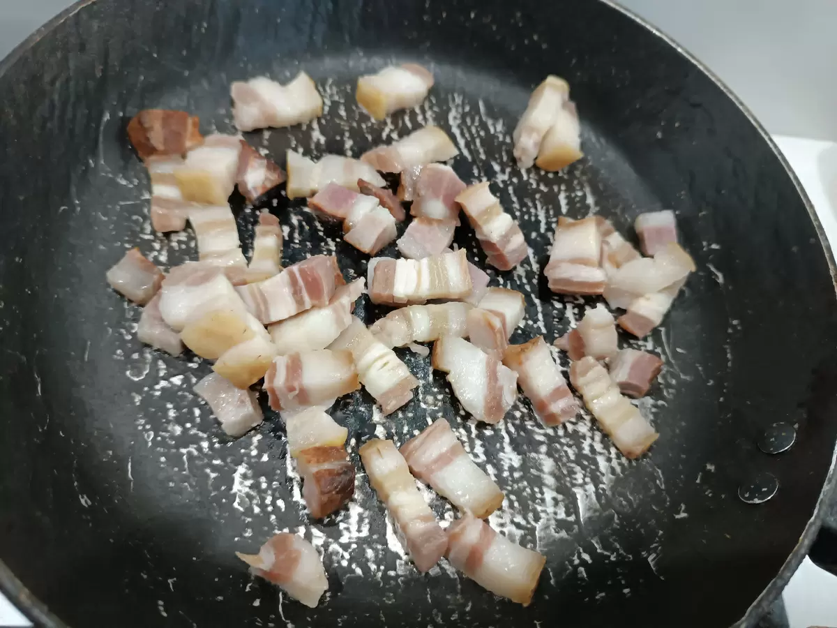 Селянка по-домашнему: простое блюдо из сала и картошки, готовится быстро