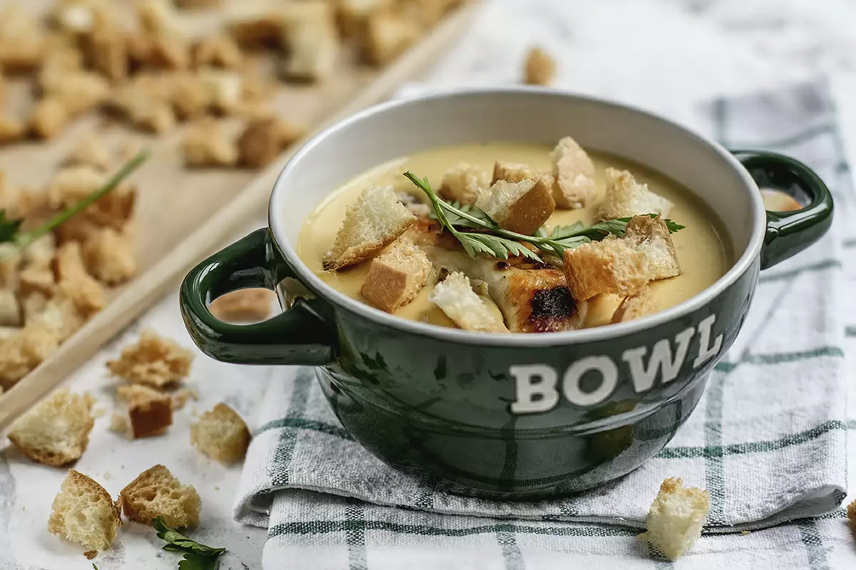 Сырный суп-пюре с курицей и сухариками: вернитесь к любимым вкусам детства