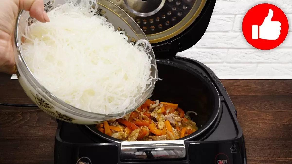 Вкусная фунчоза с курицей и овощами: просто и быстро в мультиварке