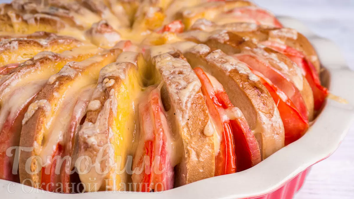 Быстрый пирог из батона с ветчиной и сыром, который порадует всю семью