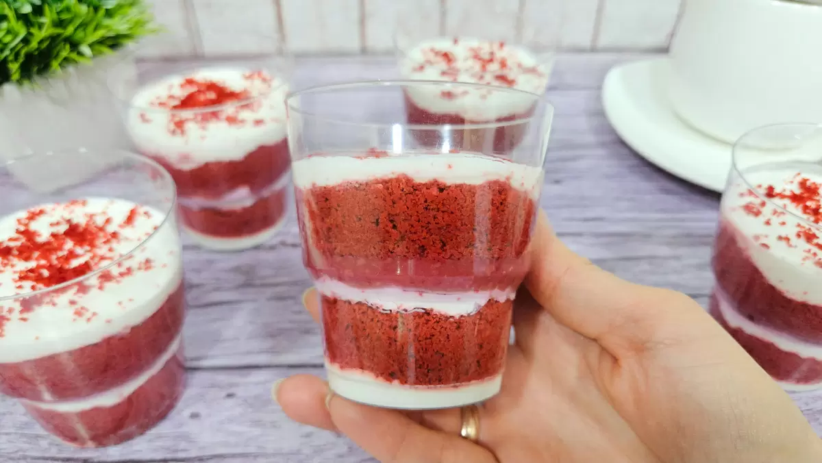 Низкокалорийный десерт в стаканчике "Красный бархат"