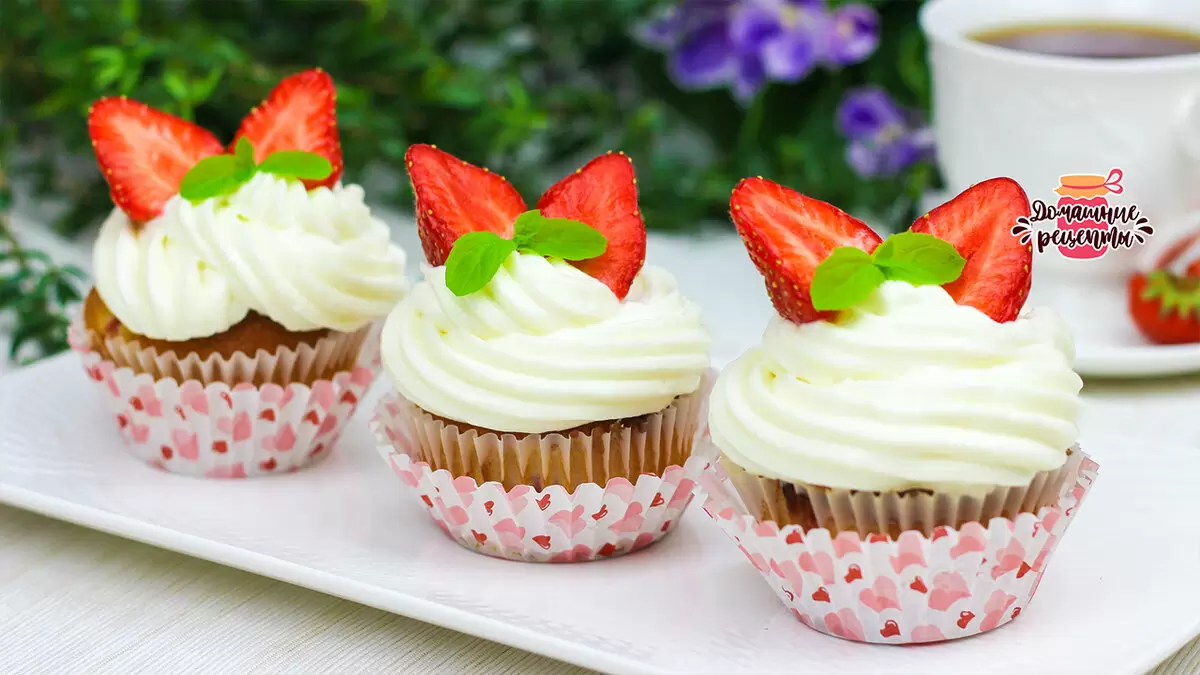 Нежные маффины с клубникой и сырным кремом: идеальный летний десерт