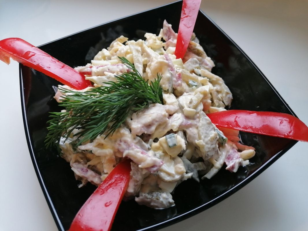 Зарядитесь вкусом с быстрым салатом с курицей и сыром