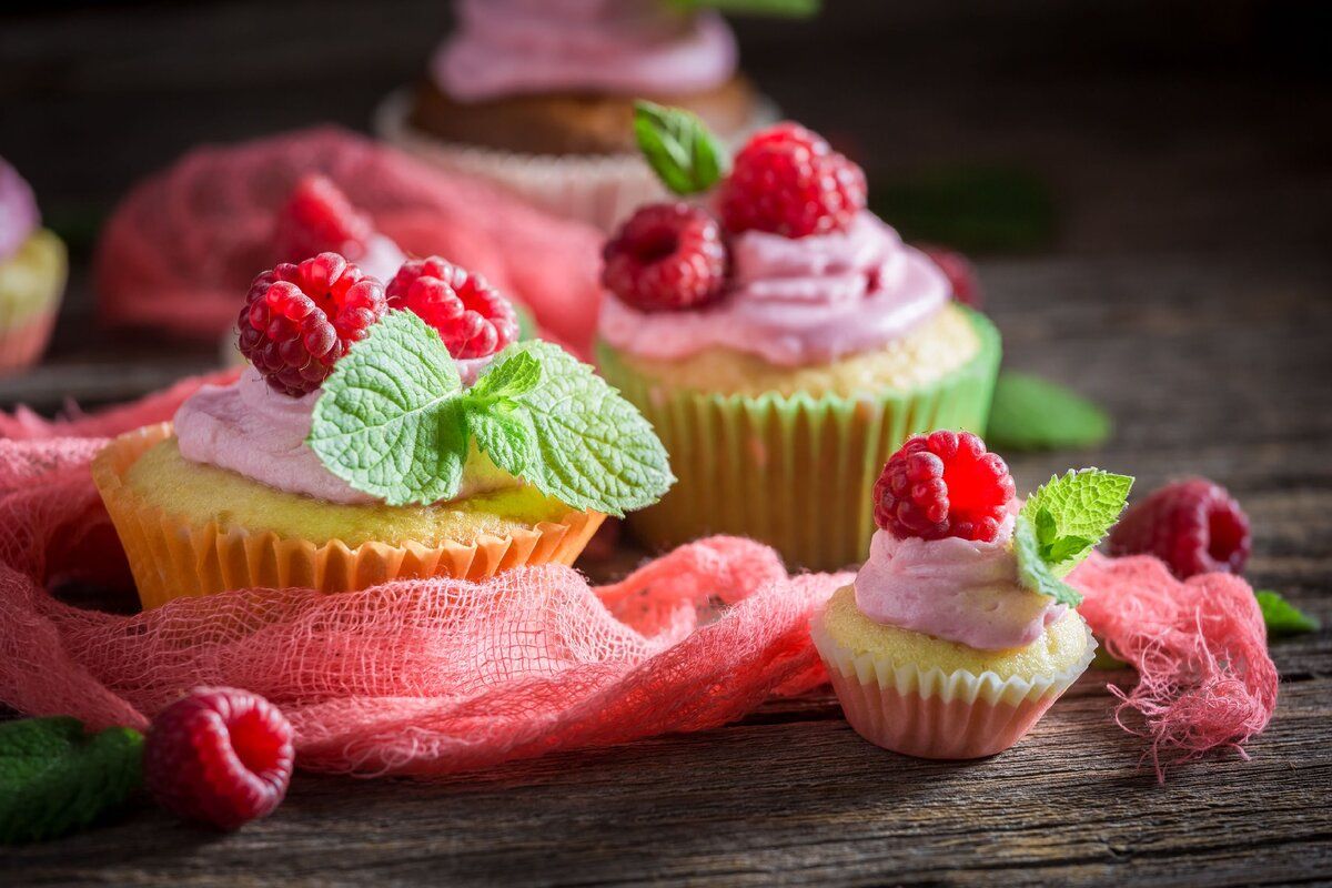 Нежные кексы для вечера: простой рецепт с ягодами
