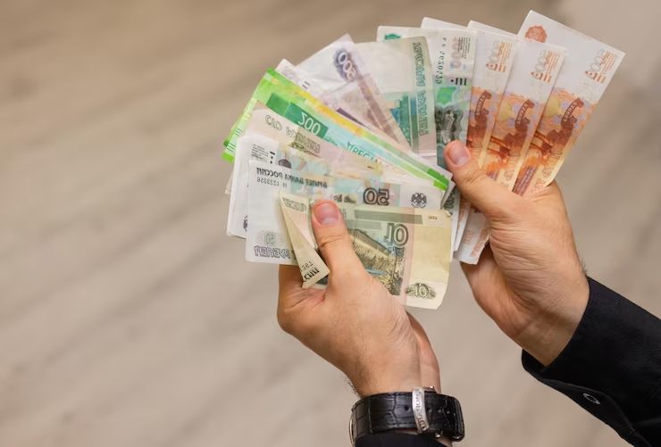 Почему стоит обходить стороной вопросы о деньгах в разговоре с друзьями
