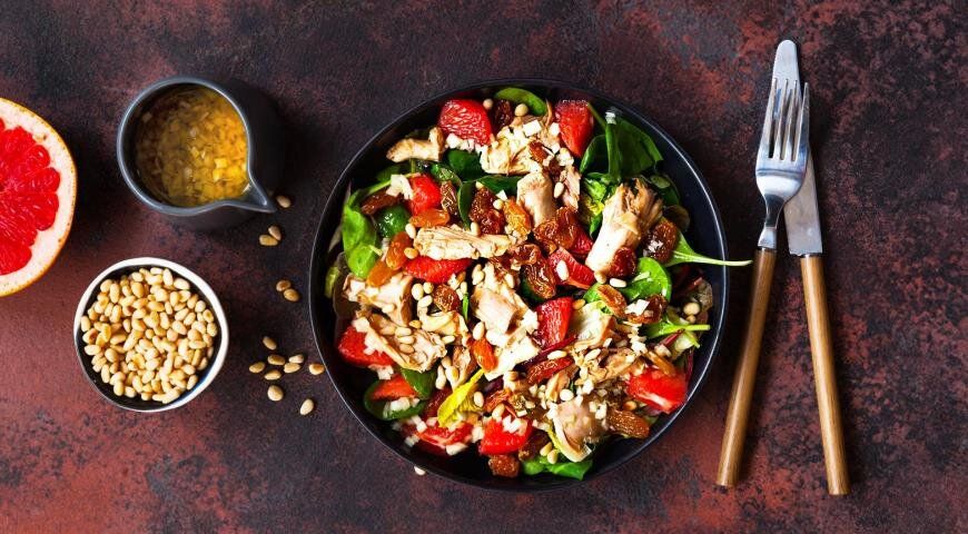 Вдохновляющий салат с копченой курицей и цитрусами