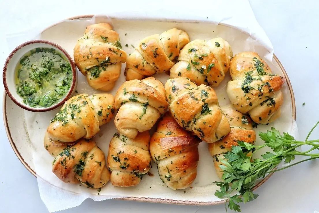 Ароматные закусочные рогалики с чесноком: открытие еврейской кухни