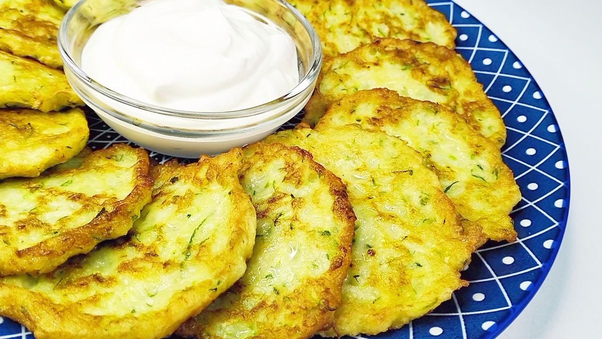 Легкие и хрустящие оладьи: идеальная закуска из кабачков и картофеля
