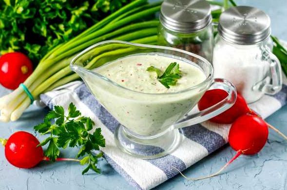 Секрет сметанного соуса с зеленью: просто и вкусно